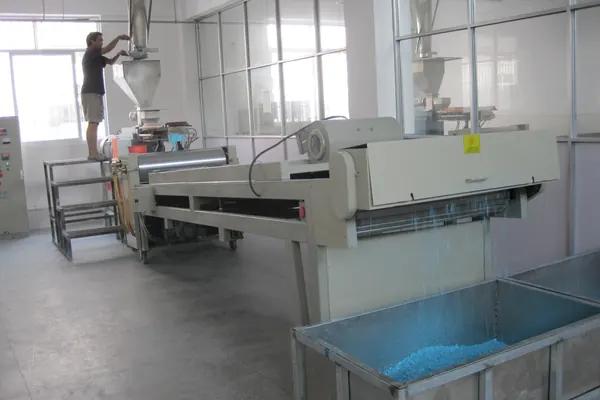 Twin-screw powder coating extruder with cooling belt